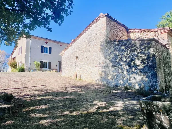 Corps de ferme avec dépendances et terrain de 3300m²