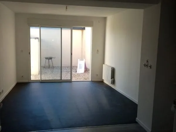 Studio en RDC avec coin extérieur proche Mairie - LEFORT