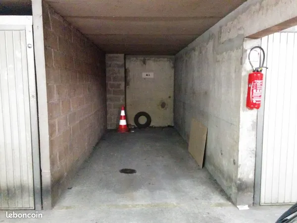 Place de parking rue Brezin