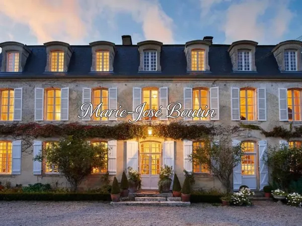 Elégant château du XVIII° proche Argentan , 2 heures 30 de Paris , 1 heure aéroport de Caen ....