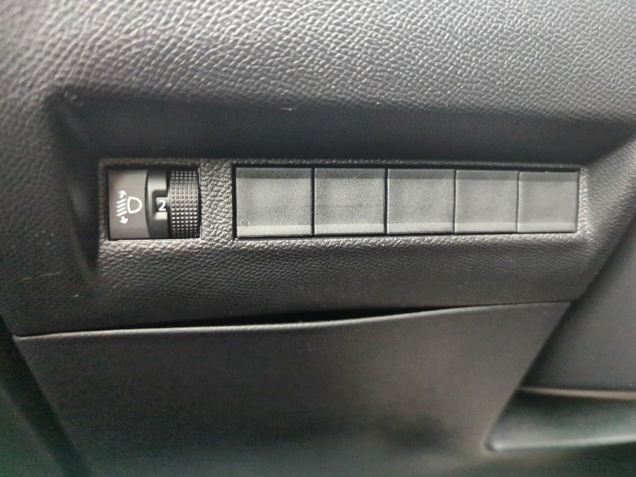 Peugeot 2008 hybrid 145 ch e-dcs6 allure — photo 21