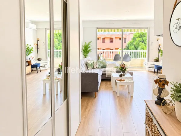 GOLFE DE SAINT-TROPEZ / Très beau Studio de 26m2-'Vente aux enc