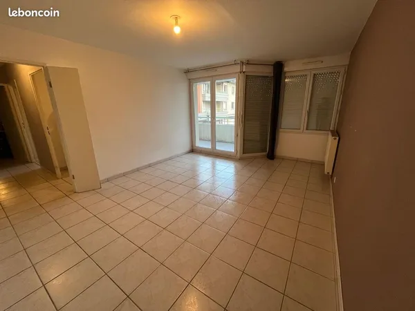 T2 de 45m² en 1er étage en centre-ville proche commerce,