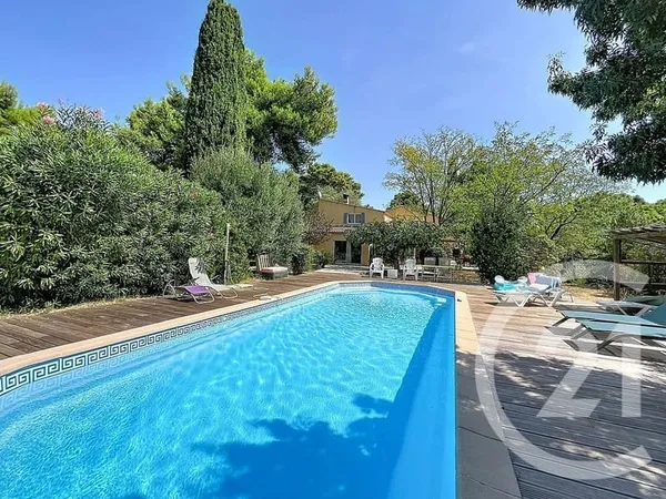 Maison 7 pièces 252 m²