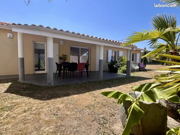 Maison de plain-pied - 3 chambres - garages - jardin clos