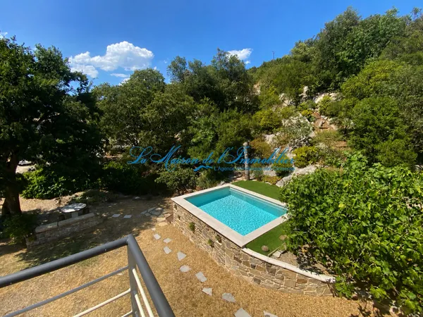 Sur la commune de St Hippolyte du Fort, mas en pierres avec