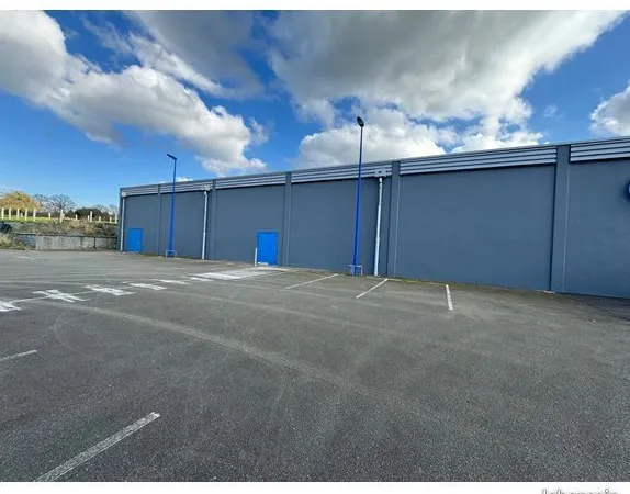 Local 1000 M2 sur parking supermarché