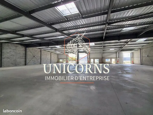 Local industriel 1 560 m²