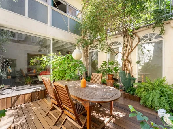 La ville dehors, le calme dedans -- Duplex de 170m2 avec pati