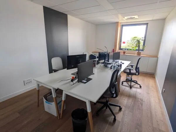 Bureau 3 postes, tout compris, avec espaces partagés et équipements modernes