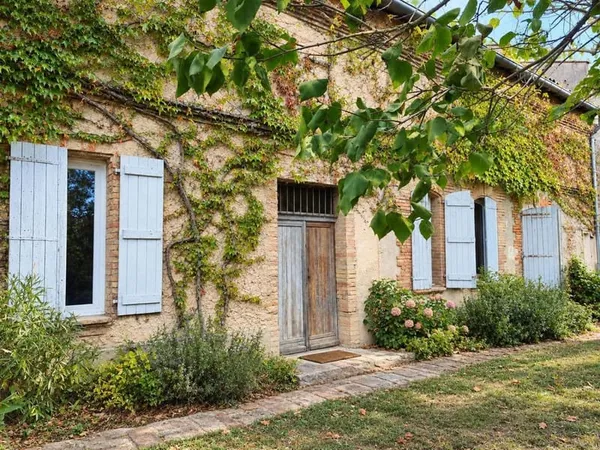 Canals , batisse de type Toulousaine de 189m² avec un local commercial attenant sur une parcelle de 