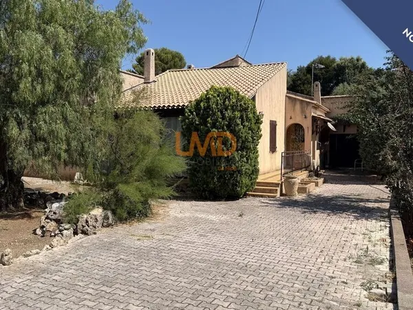 Saint-Aygulf  Villa plain-pied  200 m de la mer  Terrain 1 25