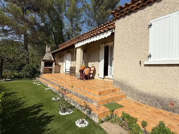 Maison T4 de 102 m² avec garage, jardin de 502 m² et vue dominante à Gardanne Biver