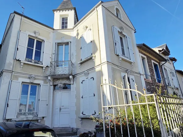 Maison de type bourgeoise à Étampes libre au 1er Mars 2027 avec garage.