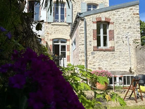 Maison de maître de 1870 au coeur du Pentagone : 6 pièces, jardin clos plein sud