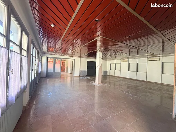 Local 100 m² PAU