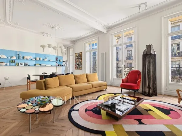 Bourse - Appartement de standing rénové aux beaux volumes et balcon