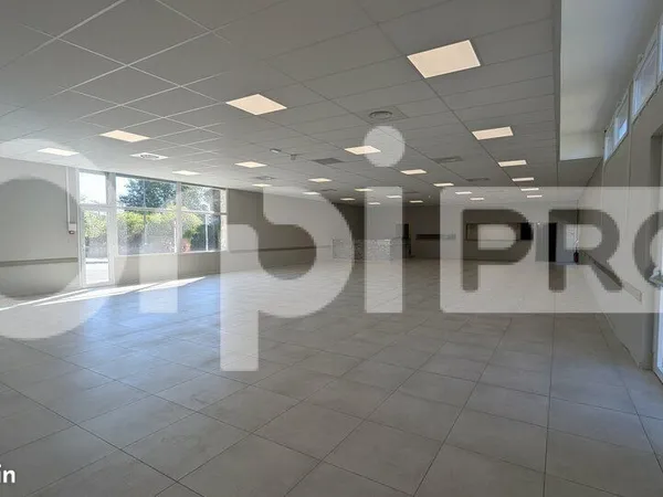 Local commercial 400 m²