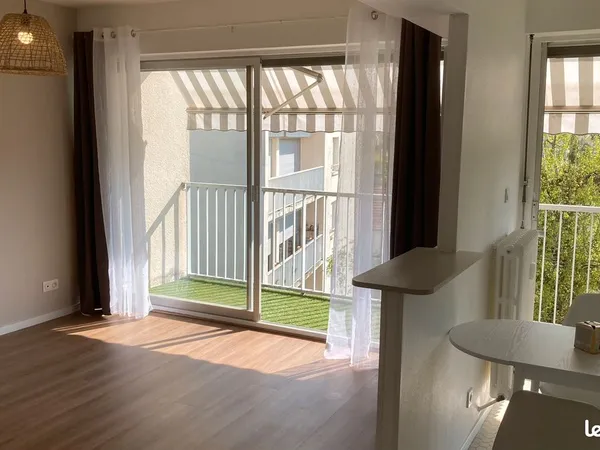 F2 avec balcon, résidence privée avec parc à 2 pas du centre ville