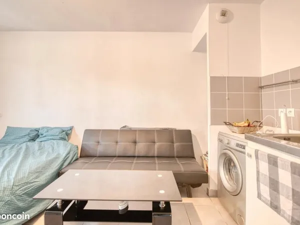 Studio meublé Impécable avec Wifi