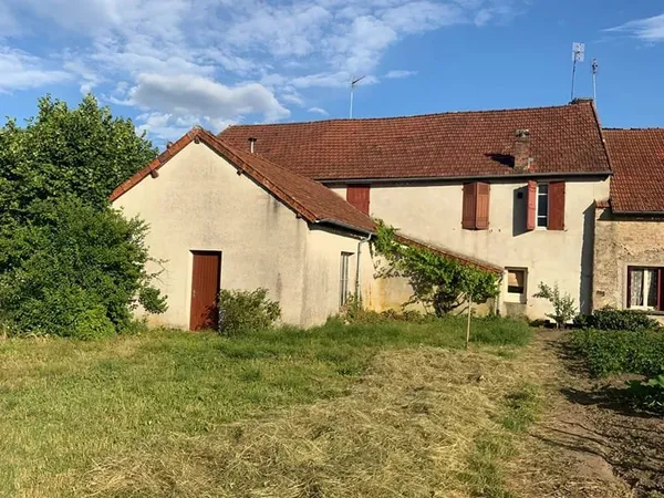 AUXY - Maison de village de 230 m² hab. comprenant trois logemen