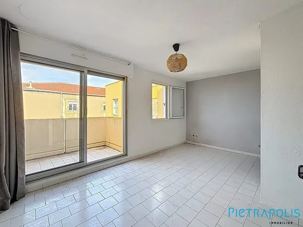 Sète : centre ville, studio terrasse avec ascenseur.