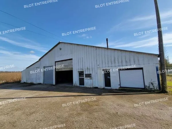A vendre local 500m² sur 2000m² à Naizin