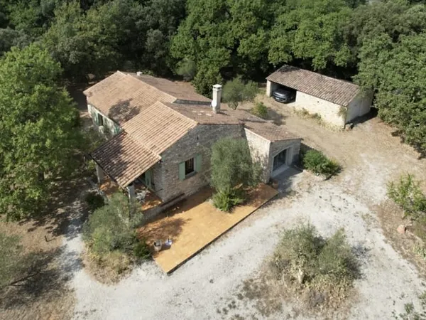 Charmante villa dans un environnement verdoyant.