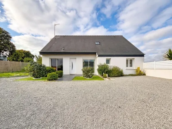 PLOEMEUR-UNE MAISON FAMILIALE AUX BEAUX VOLUMES ET AU FORT POTENTIEL !