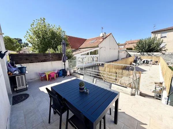 Appartement Type 3 rénové de 71m2 en dernier étage + jardin privatif, Allauch , coeur village Lo