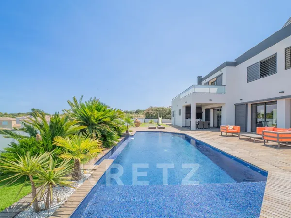 Villa d'architecte avec piscine à débordement