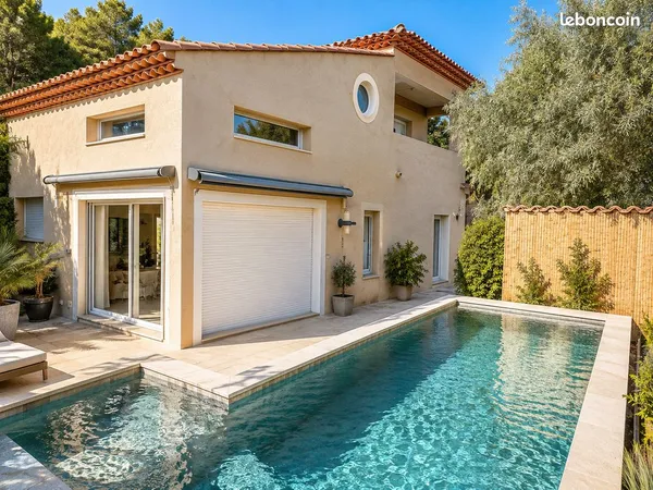 Villa moderne avec vue dégagée