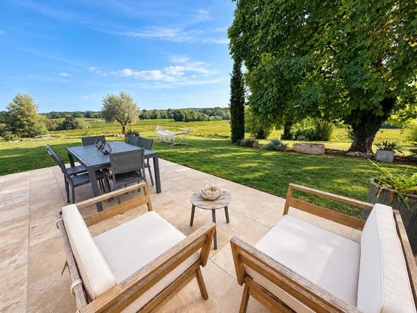Maison en pierre à Lussac - 205 m² - Vue panoramique - 4 chambres - Gîte indépen