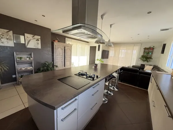 VILLA DE CARACTÈRE DE 240 m2 HABITABLES AVEC PISCINE À DÉBOR