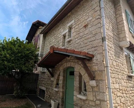 Maison en pierre avec jardin