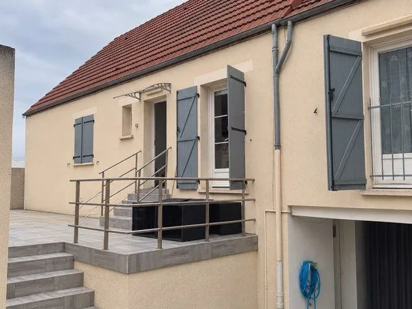 Maison familiale avec beaux volumes, combles aménagés, sous-sol et dépendance