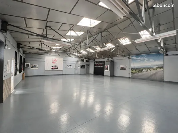 Local d'activité indépendant 300 m² + cour privative 300 m² Très forte visibilité