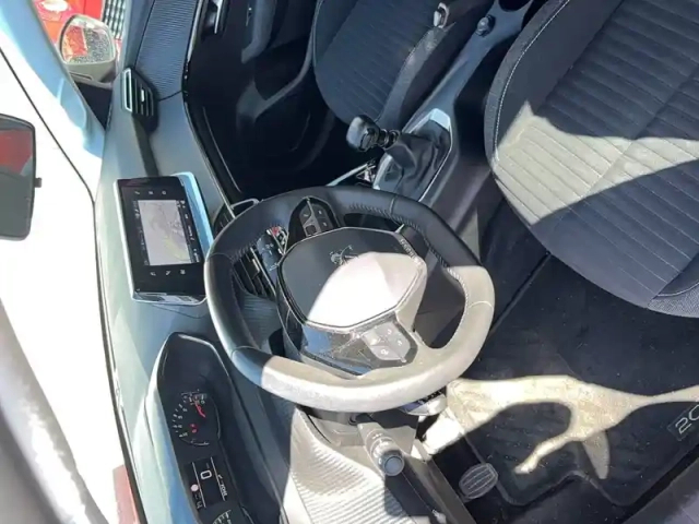 Peugeot 208 puretech 100 s&amp;s bvm6 — photo 3