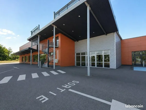 Local commercial 800 m² BOURGOIN-JALLIEU