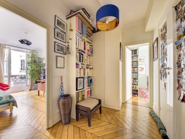 Cheminées, poutres et cour fleurie : 95 m² familial à République