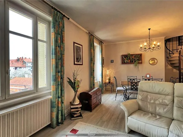 Appartement dans un quartier au calme du centre ville avec 4 chambres, 2 garages et cave