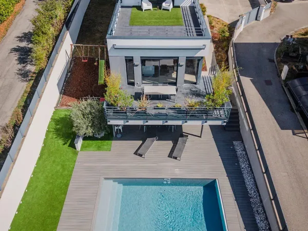 SAINT-ISMIER — MAISON D’ARCHITECTE CONTEMPORAINE AVEC PISCINE CHAUFFÉE, CLIMATISATION ET VUE BELLEDO