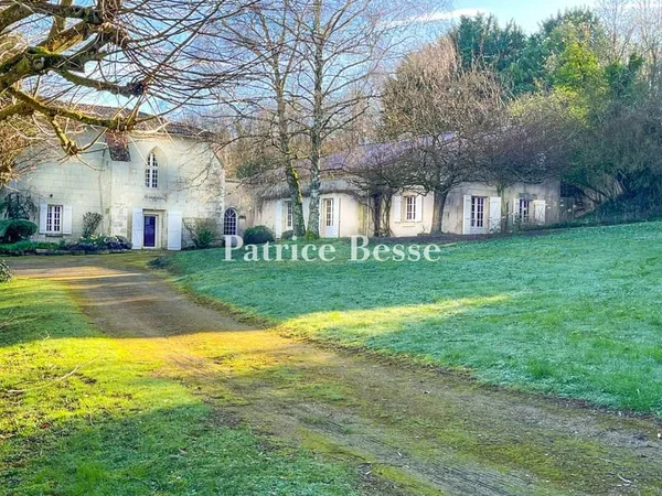 Dans la Vienne, à 20 min de Châtellerault et 30 min de Poitiers, une ancienne chapelle agrandie et r
