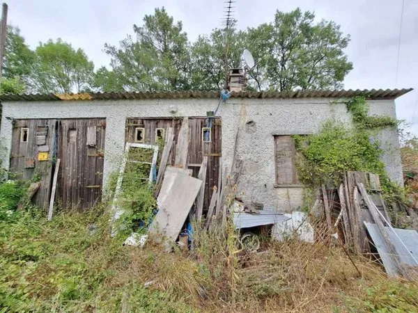 ANCIENNE MAISON À RÉNOVER DE 50 m² SUR UN MAGNIFIQUE TERRAIN DE 5 000 m² AVEC VUE SUR LES COTEAUX ET