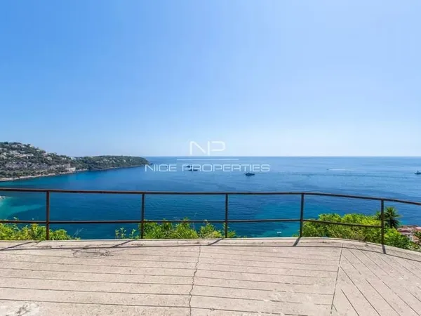 Roquebrune-Cap-Martin, remarquable propriété niçoise avec vue mer féérique, à rénover
