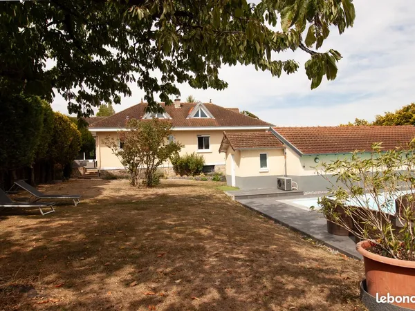 Villa 9 pièces 235 m²
