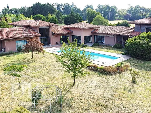 Propriété 5 pièces 305 m²