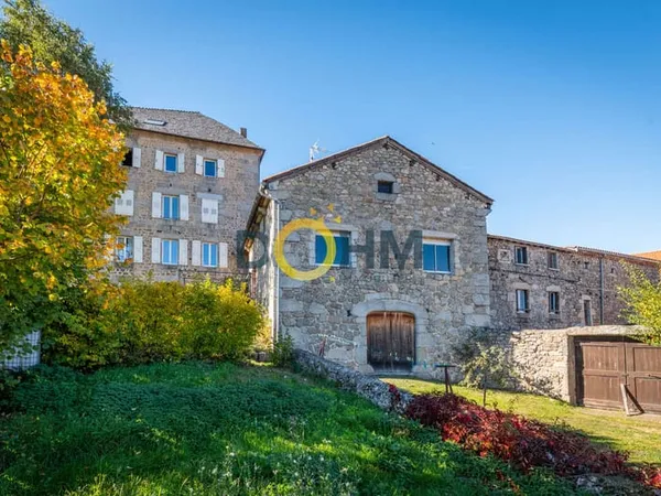 Maison en pierre 215m2 avec dépendances