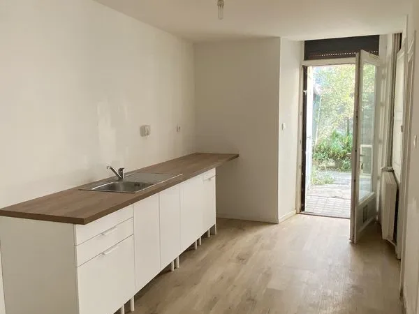 Maison individuelle 110 m² rénovée, 2 ch + 2 pièces mansardées, garage, cour, DPE C