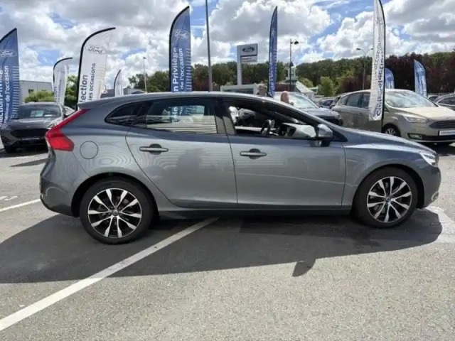Volvo V40 t2 122ch signature edition geartronic — photo 9